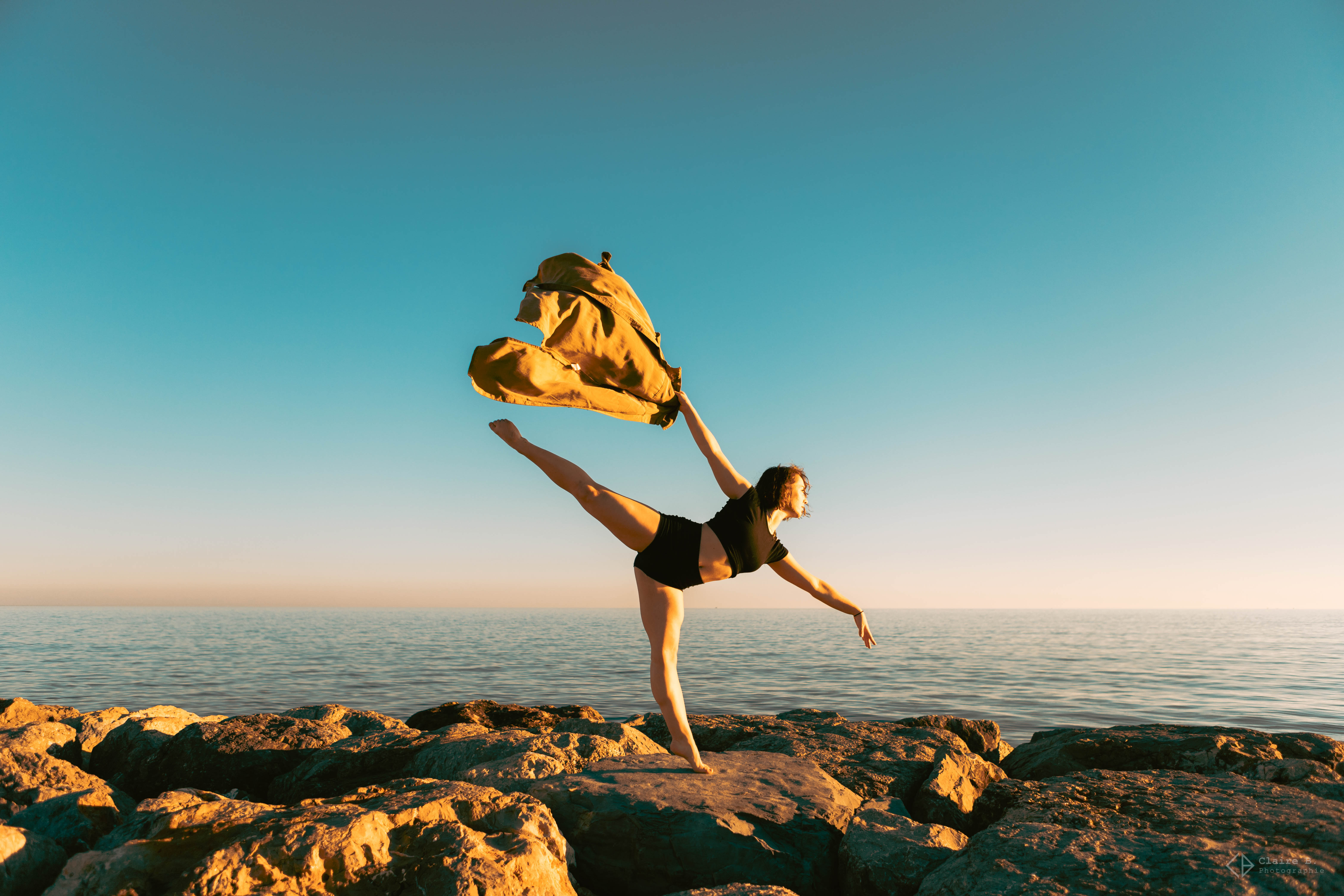 Claire B. femme qui danse sur falaise face à l'océan