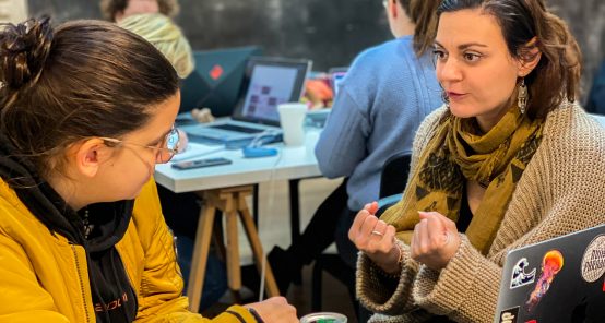 Marie Raccuglia, intervenante en workshop innovation UX/UI a fait un point avec chaque groupe d'élèves sur ce qu'il avait conclu de leur expérience en réalité virtuelle. L'objectif était de leur faire prendre conscience de l'importance de l'expérience client et de l'interface pour satisfaire les besoins des utilisateurs. Les étudiants ont donc échangé sur les solutions qu'ils proposaient afin d'améliorer certains processus pour rester à la pointe de la technologie. Débrief sur les solutions innovantes et les besoins utilisateurs