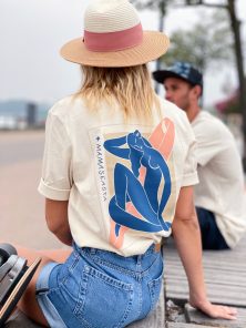 photo d'une femme de dos portant un tee shirt de la marque "Mamaseasta"