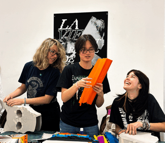 Étudiants en pleine expérimentation dans les ateliers créatifs