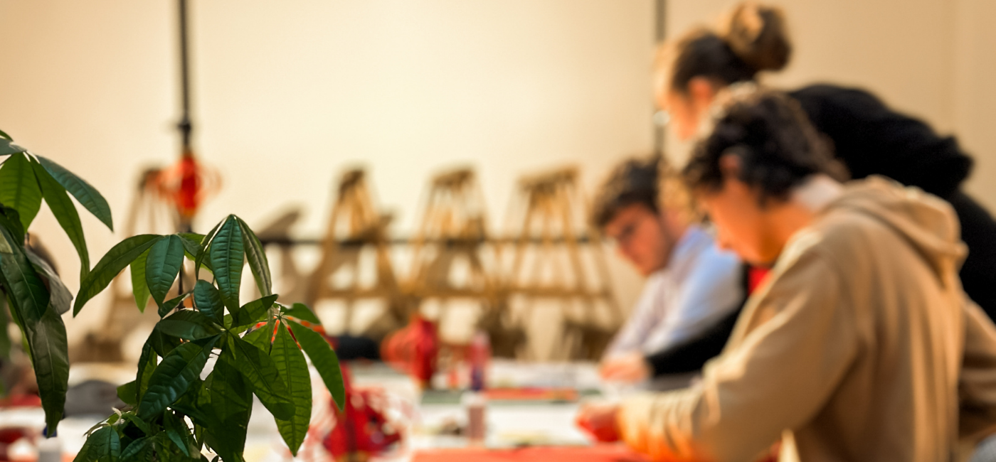 Étudiants en pleine expérimentation dans les ateliers créatifs