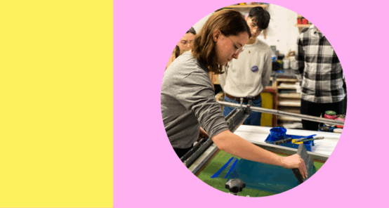 Étudiants en pleine expérimentation dans les ateliers créatifs