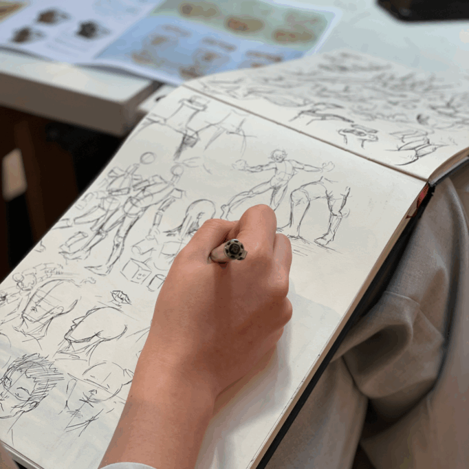 Étudiants en pleine expérimentation dans les ateliers créatifs